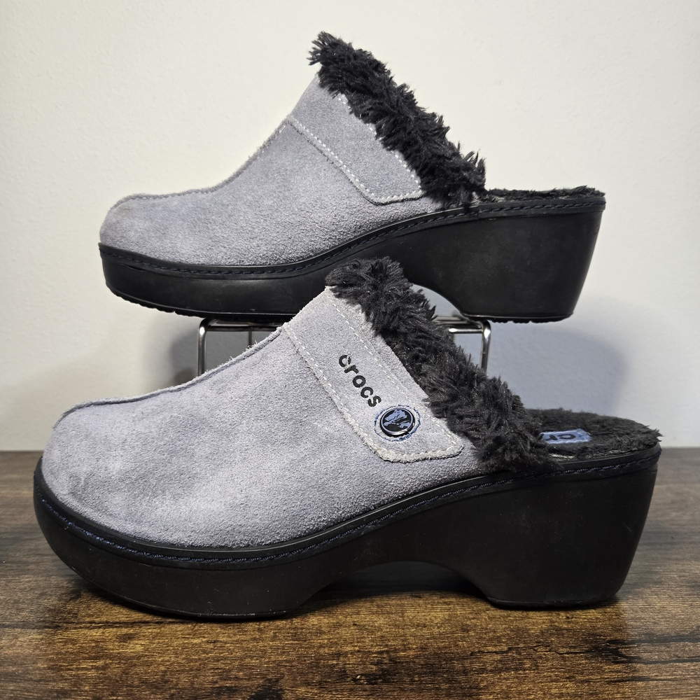 Crocs Womens Sz 8 Gray Blue Suede Faux Fur Lined Cobbler Wedge Clogs Mules Comfy